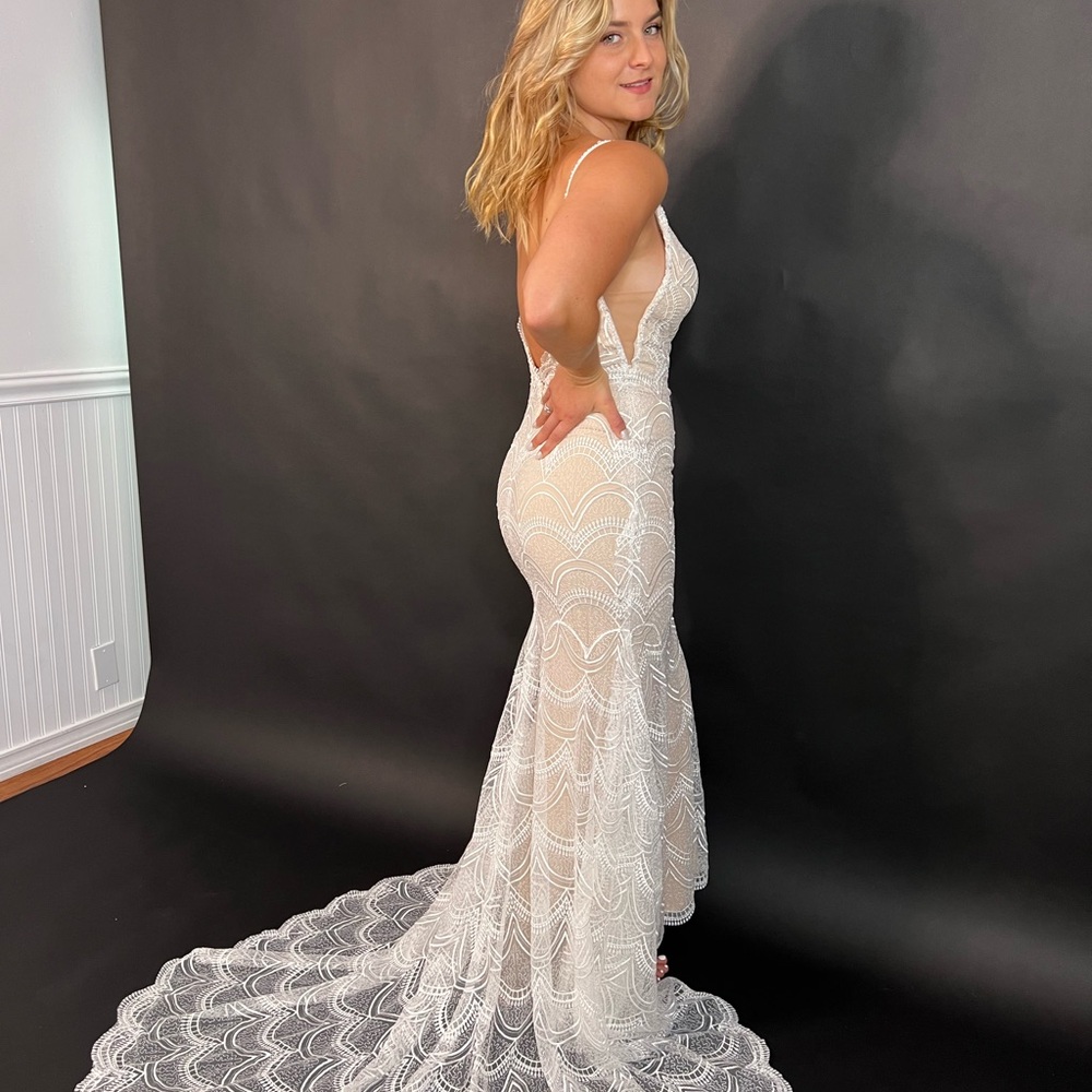 Elegant Lace Bridal Gown - Picture 8 of 8